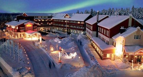 crazy-reindeer-hotel-exterior-with-northern-lightsjpeg