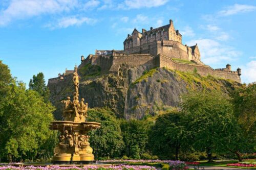 edinburgh-castle-scotland-from-princes-street-gardens-with-the-ross-fountain-in-the-foregroundjpg