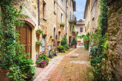 flowery-streets-on-a-rainy-spring-day-in-a-small-magical-village-pienza-tuscanyjpg