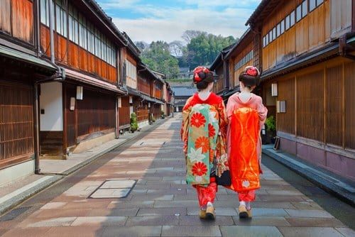 japanese-geisha-at-higashi-chaya-gai-geisha-district-in-kanazawa-japan (2)