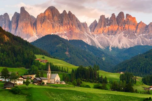 santa-maddalena-village-in-front-of-the-geisler-or-odle-dolomites-group-val-di-funes-val-di-funes-trentino-alto-adige-italy-europe