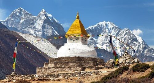 stupa-near-dingboche-village-with-prayer-flags-and-mounts-kangtega-and-thamserku-way-to-mount-everest-base-camp-khumbu-valley-nepal